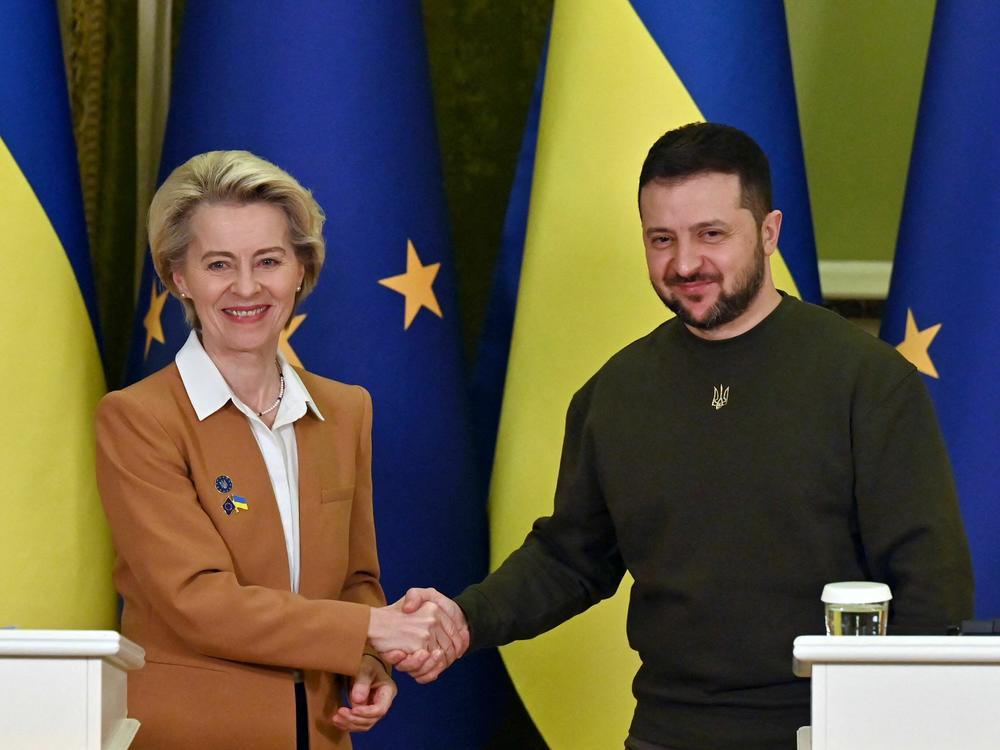 Ukrainian President Volodymyr Zelenskyy and European Commission President Ursula von der Leyen shake hands after a joint press conference after talks in Kyiv on Thursday.