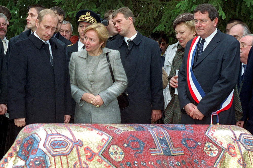 Russian President Vladimir Putin (left) and his then-wife Lyudmila Putina (now surnamed Ocheretnaya)<em> </em>stop by the grave of famed Russian dancer Rudolf Nureyev as they tour the Russian Orthodox cemetery at Sainte-Geneviève-des-Bois, south of Paris, Nov. 1, 2000.