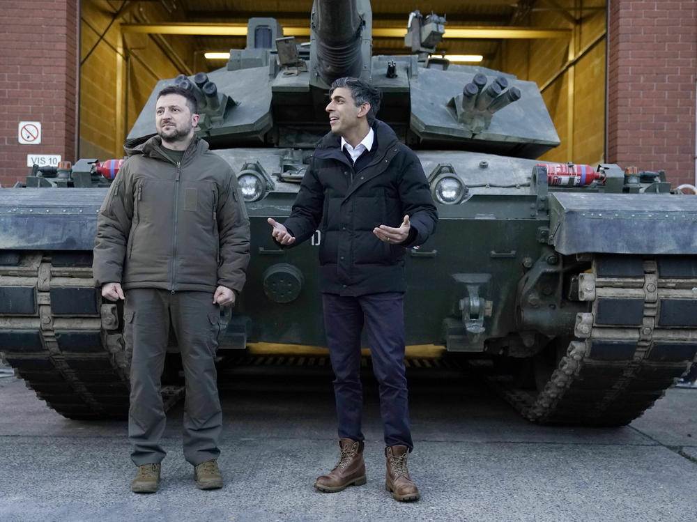 Ukrainian President Volodymyr Zelenskyy (left) and British Prime Minister Rishi Sunak meet Ukrainian troops being trained to operate Challenger 2 tanks at a military facility in Lulworth, Dorset, England, on Wednesday.