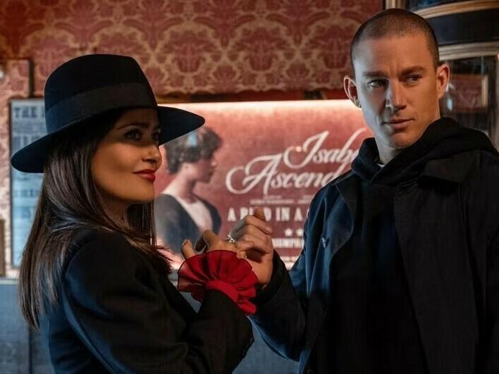 Max (Salma Hayek Pinault) convinces Mike (Channing Tatum) to join her in London in <em>Magic Mike's Last Dance.</em>