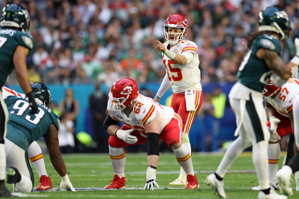Patrick Mahomes #15 of the Kansas City Chiefs reacts at the line of scrimmage against the Philadelphia Eagles during Super Bowl LVII on February 12, 2023 in Glendale, Ariz.