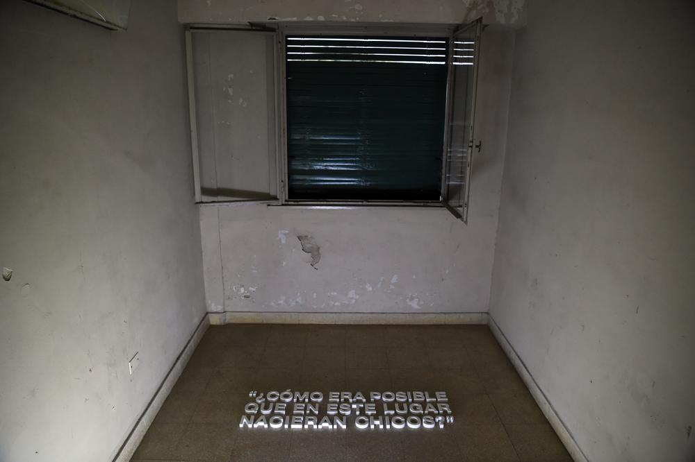 En esta imagen tomada el 19 de marzo de 2016 se muestra una sala abierta al público en la ESMA, donde se mantenía a los presos encapuchados y encadenados. La inscripción en el piso reza: 