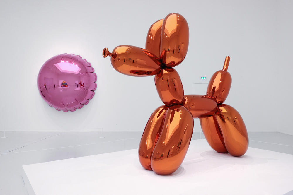 This is one of the (remaining) versions of the balloon dog. The one that broke was a <em>lot</em> smaller.