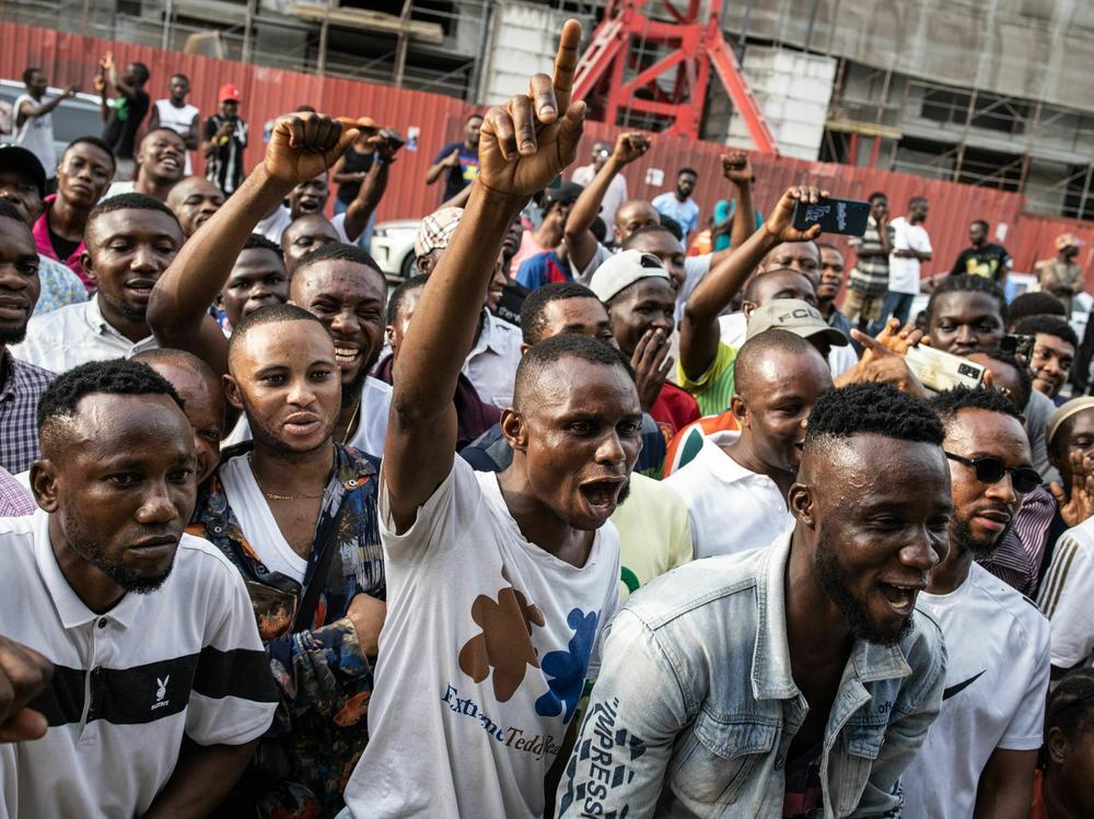 Voters reacts as their party ballots are counted at a polling station in Lagos, on February 25, 2023, during Nigeria's presidential and general election.