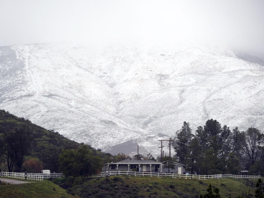 Snow blankets Los Angeles area in rare heavy storm Public