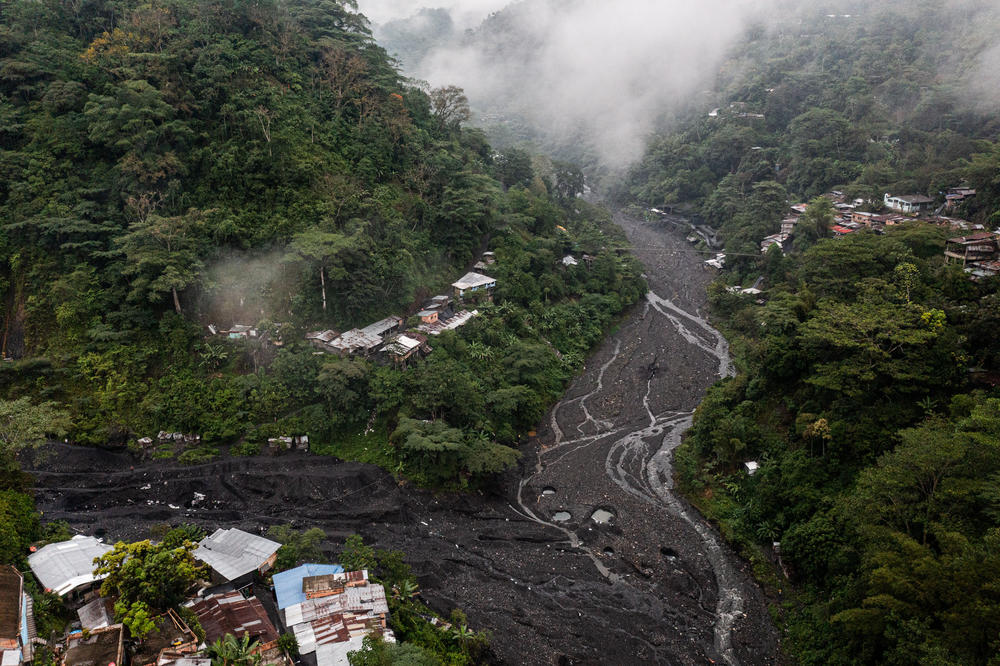 Outside the mine property, informal prospectors often look for emeralds along the nearby Itoco River.