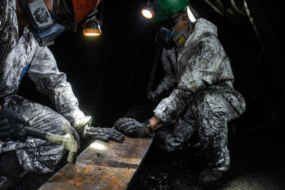 In the past, Colombian emerald miners were unsalaried and earned just a tiny portion of the profits when they found emeralds, but at the mine in Muzo they now receive regular paychecks and benefits.