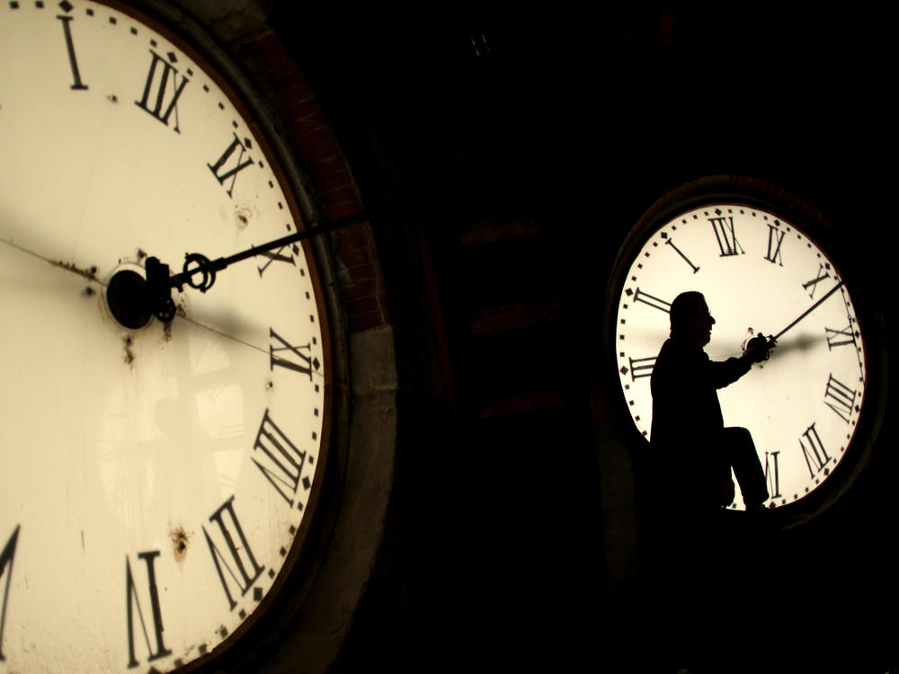 Even a one-hour change in the clock can disrupt the body's circadian rhythms, especially when the clock 