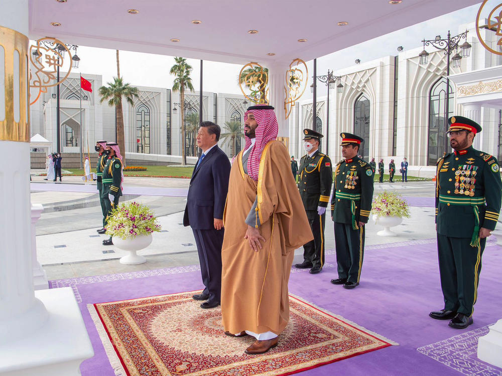 Chinese President Xi Jinping (left) stands beside Saudi Crown Prince and Prime Minister Mohammed bin Salman in Al Yamama Palace, in Riyadh, Saudi Arabia, Dec. 8, 2022.