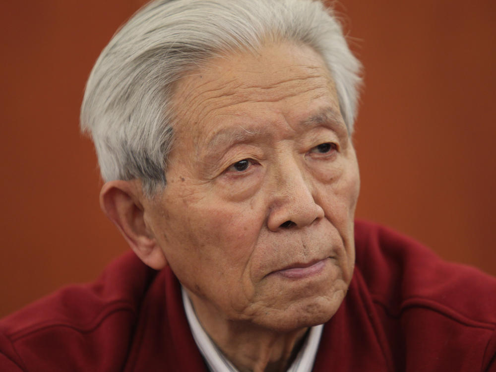 Military surgeon Jiang Yanyong, the doctor who defied the government and spoke the truth of SARS in 2003, talks at a forum on the 10th anniversary of SARS held in Beijing. He died this past week at age 91.