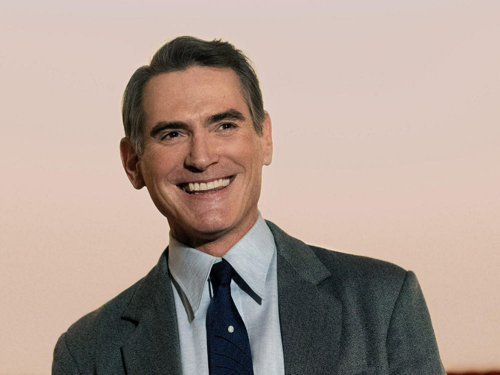 Billy Crudup plays a salesman marketing timeshares on the moon in the futuristic series <em>Hello Tomorrow!</em>