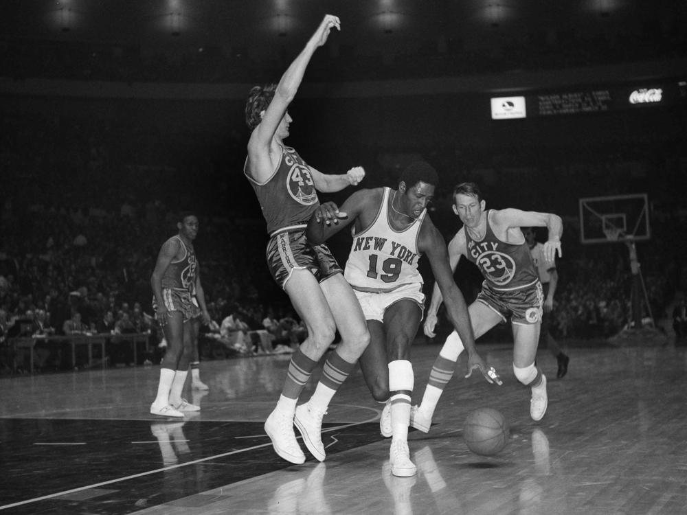 Willis Reed (19) of the New York Knicks drives against San Francisco Warrior Clyde Lee (43) during an NBA game at Madison Square Garden on March 4, 1970. At right is San Francisco Warrior Jeff Mullins (23). Reed died Tuesday at age 80.