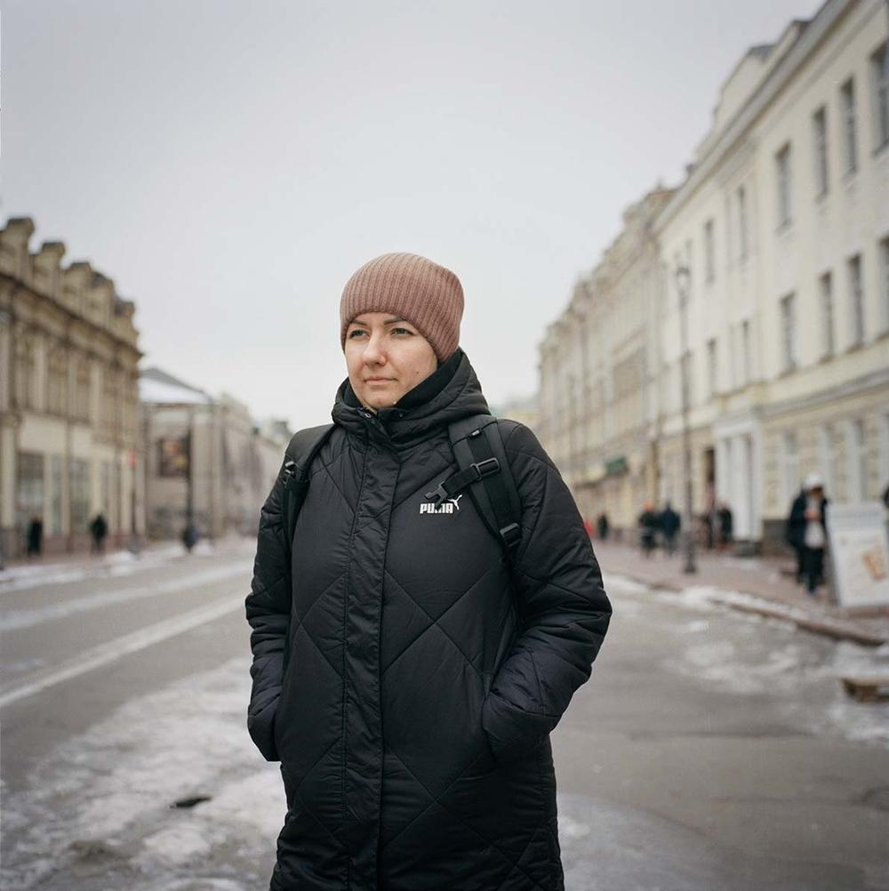 Yulia Sylcheva, Elena Diachkova's daughter, near her workplace in Kyiv, Ukraine. December 2022.