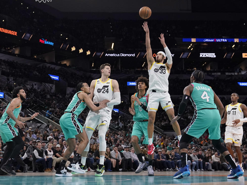 Utah Jazz guard Johnny Juzang (33) shoots against the Spurs during a game in San Antonio on Wednesday.