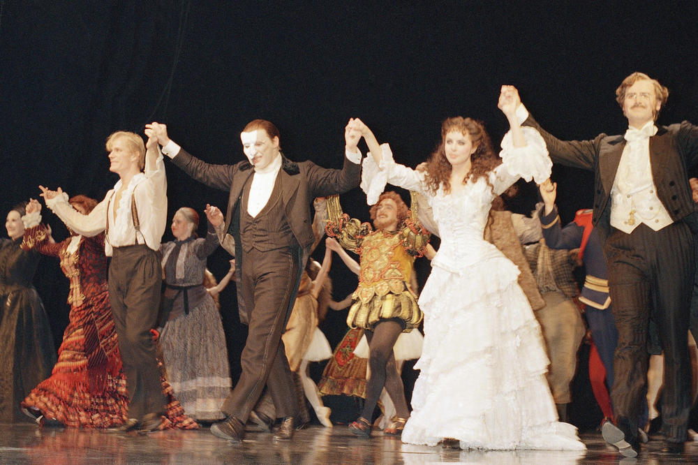 Steve Barton (from left), Michael Crawford and Sarah Brightman during the curtain call at the end of the premiere performance of <em>The Phantom of the Opera</em> on Jan. 26, 1988 at New York's Majestic Theatre.