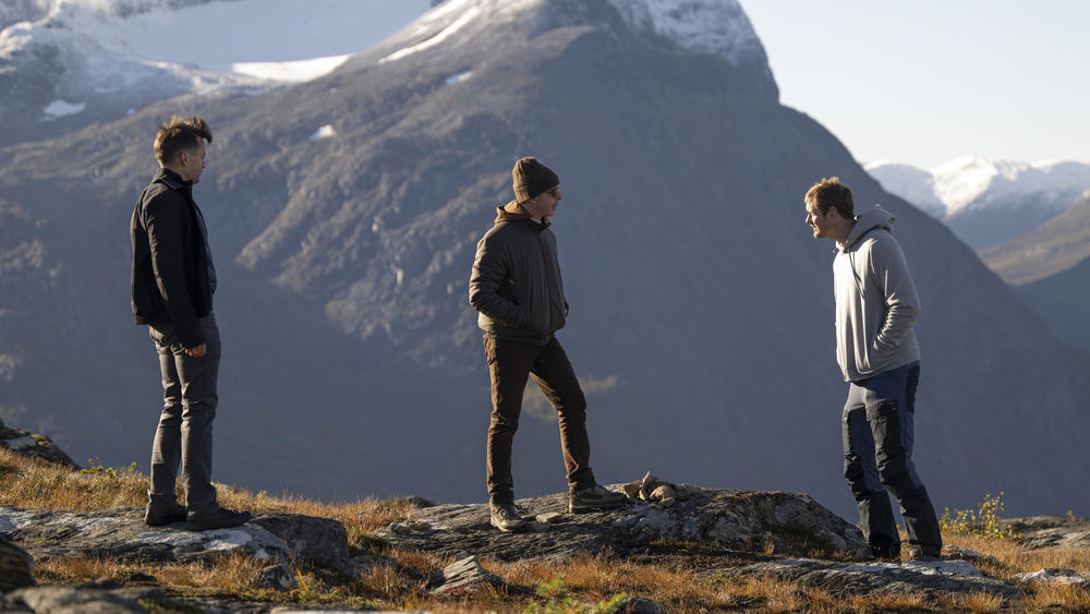 I absolutely love this shot of Roman (Kieran Culkin), Kendall (Jeremy Strong) and Matsson (Alexander Skarsgård). The three of them look so puny in front of this amazing mountain they don't care about.
