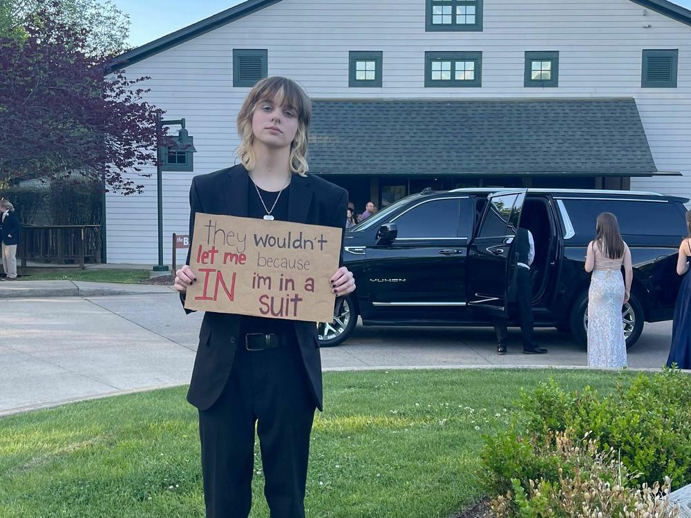 Hayes stood outside of the prom holding a sign that read, 