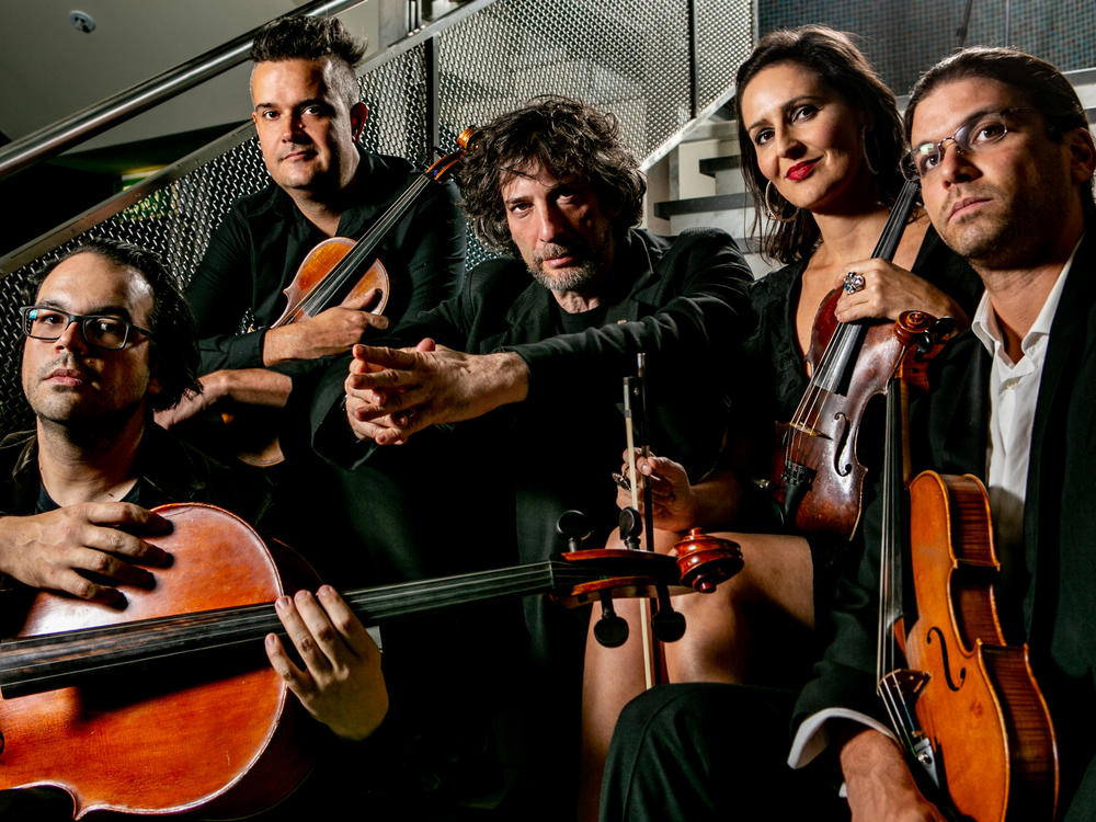 Writer Neil Gaiman (center) makes music with FourPlay (L-R: Peter Hollo, Shenton Gregory aka Shenzo Gregorio, Lara Goodridge and Tim Hollo)