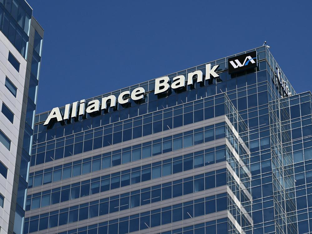 Signage for Western Alliance Bank is displayed at its headquarters in downtown Phoenix on April 27, 2023. - Shares in smaller lenders such as Western Alliance and PacWest are sinking, reviving fears about the banking sector.