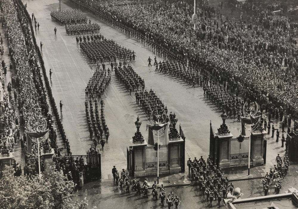 The procession from the coronation of Queen Elizabeth II approaches the Marble Arch.