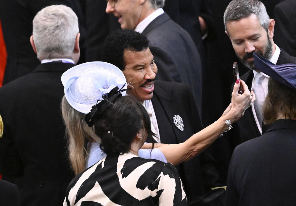 U.S. pop star Lionel Richie (center) arrives at Westminster Abbey in central London on May 6, 2023, ahead of the coronation.