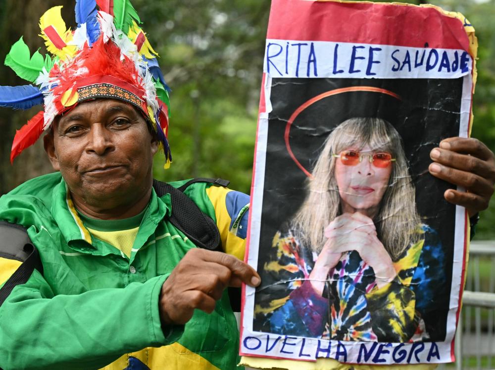 A fan of the late Rita Lee pays his respects at the public wake in São Paulo, Brazil. His sign makes reference to 