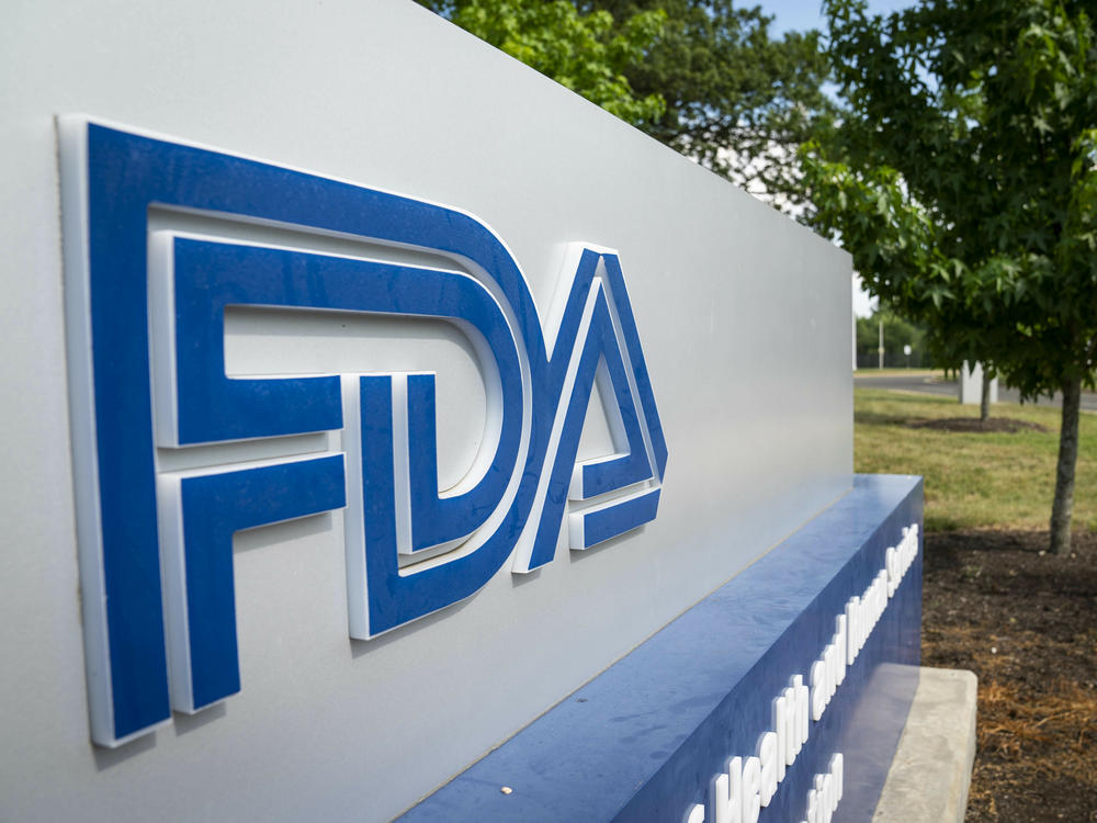 In a close vote, advisers to the Food and Drug Administration recommended approval of a gene therapy for muscular dystrophy developed by Sarepta Therapeutics.
