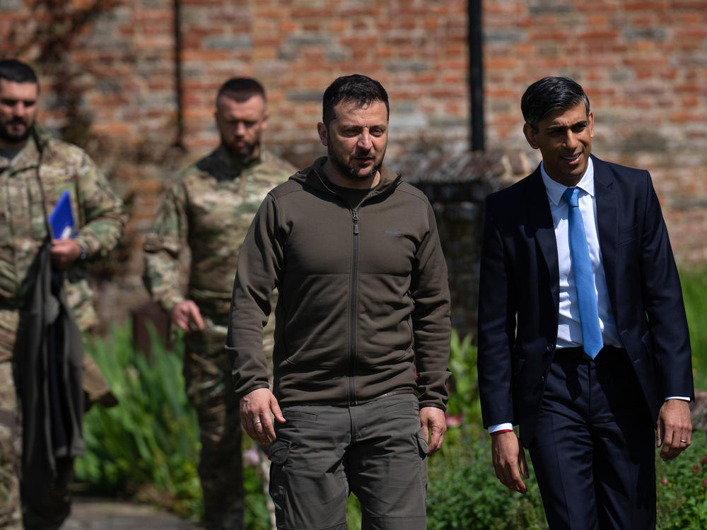 British Prime Minister Rishi Sunak (right) walks with Ukrainian President Volodymyr Zelenskyy to a waiting Chinook helicopter after meetings at Chequers, the U.K. leader's country retreat, in Aylesbury, England, on Monday.