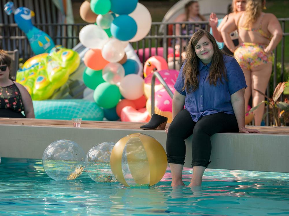 Annie (Aidy Bryant) is empowered by going to a 