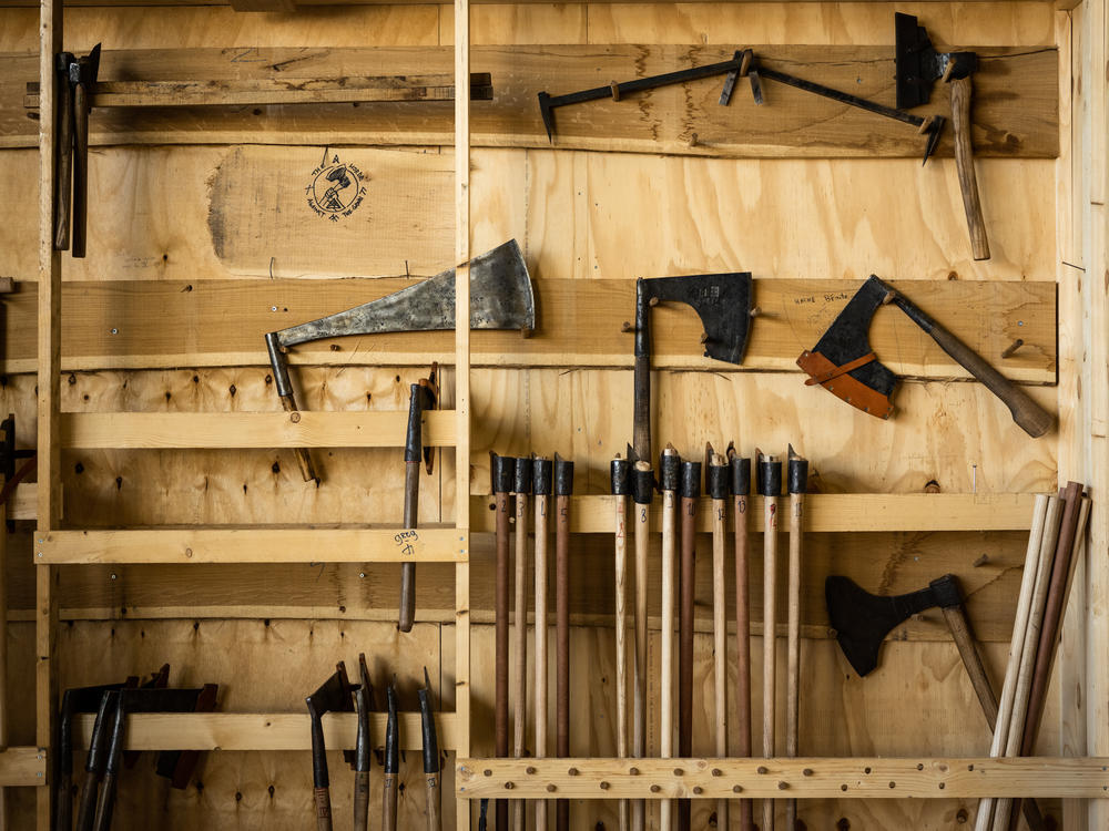 The cathedral's facade is engraved on the axes used by carpenters at the Ateliers Perrault in Saint-Laurent-de-la-Plaine, France. Sixty axes were hand-forged for the reconstruction of the cathedral.