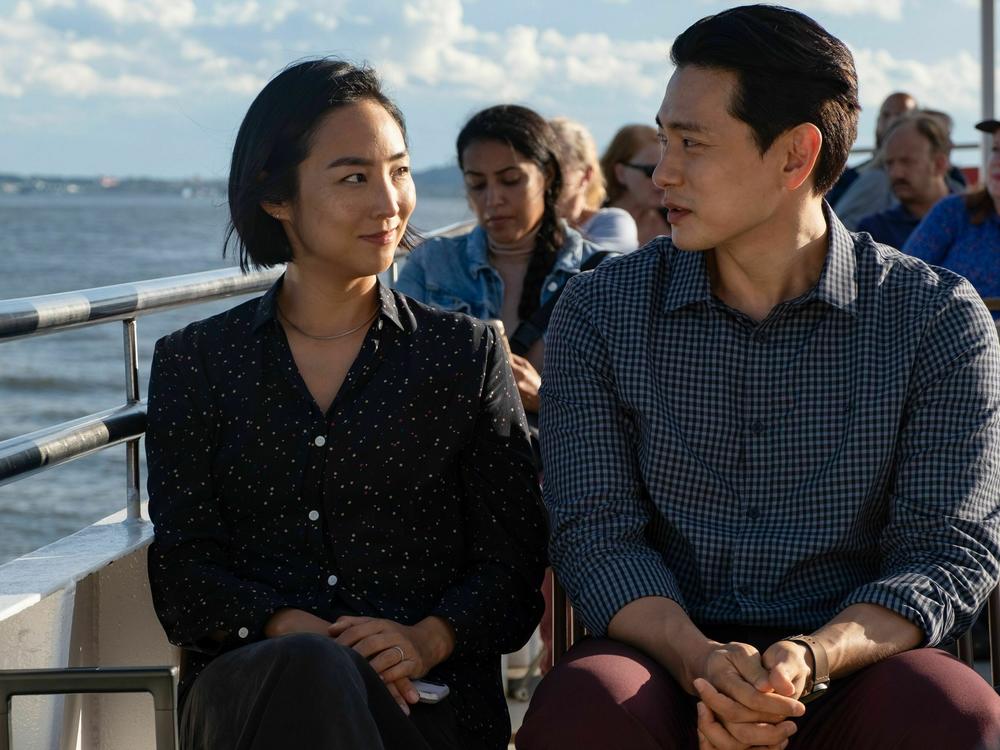 Greta Lee (left) and Teo Yoo (right) play Nora and Hae Sung, two childhood sweethearts who reconnect as adults.