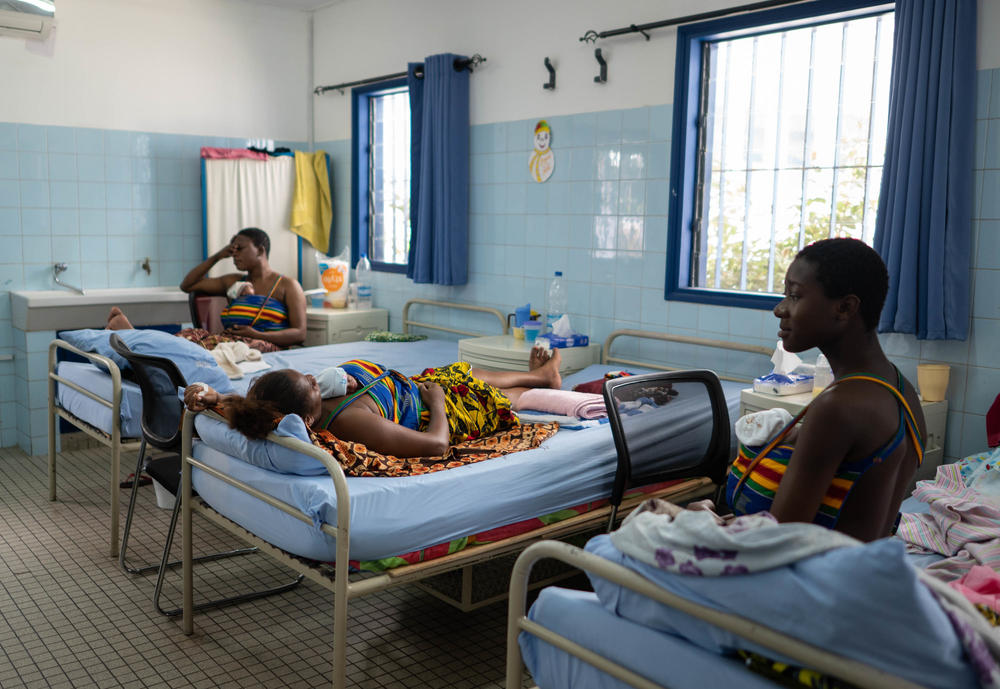 Mothers rest in the kangaroo care ward. Youal Emmnual (right), 15, holds her daughter, Lucy. The other mothers are Kunoe Zamia (center), who gave birth to quadruplets, and Diara Subs Aisha, whose baby was born weighing 2.7 pounds.