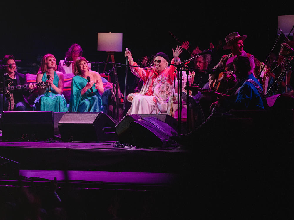 More than 20,000 fans watch Joni Mitchell perform during 