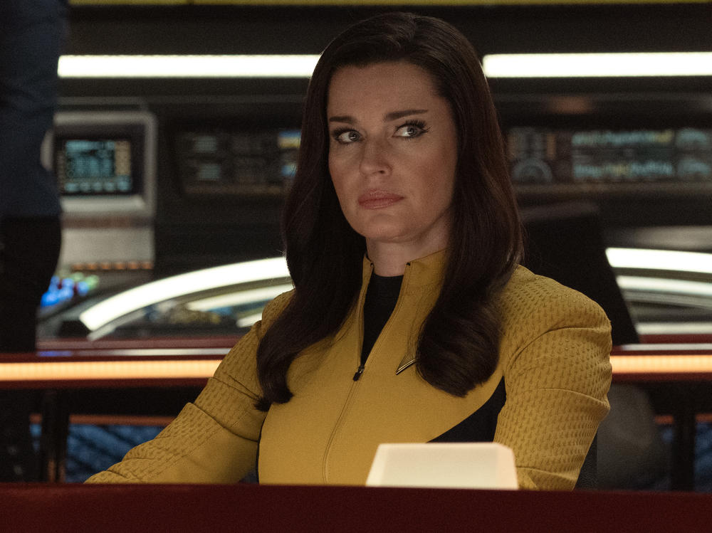 Ethan Peck as Spock and Rebecca Romijn as Una.
