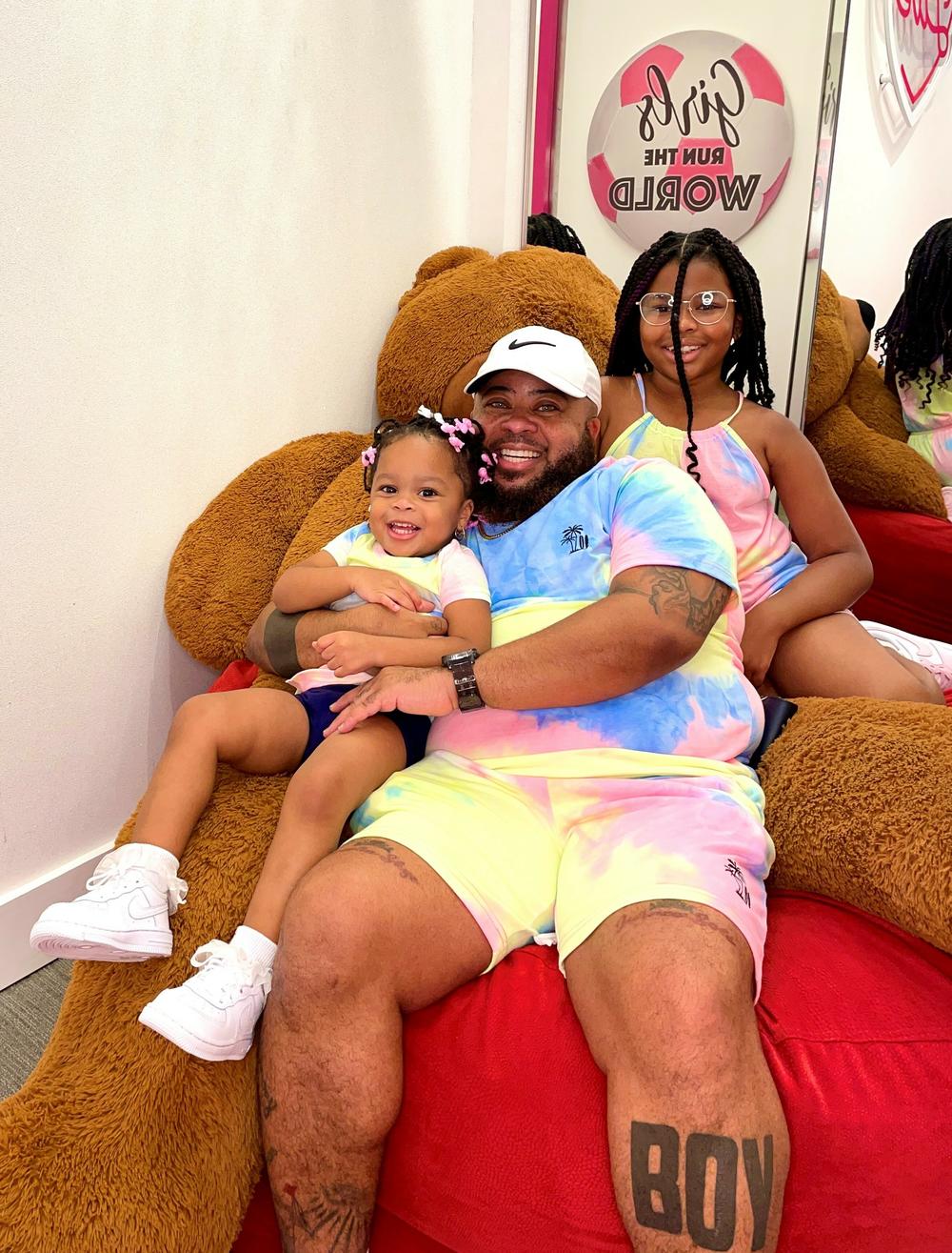 Kayden Coleman with his two daughters in 2022.