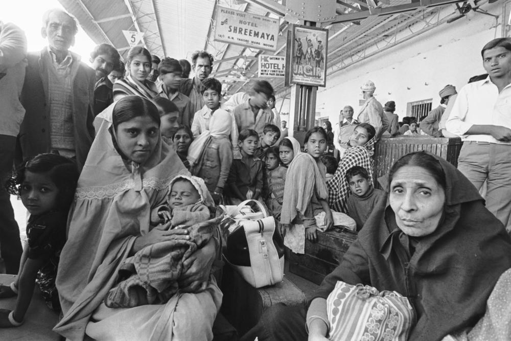 The Bhopal train station was overwhelmed as families fled the city following the leak disaster.