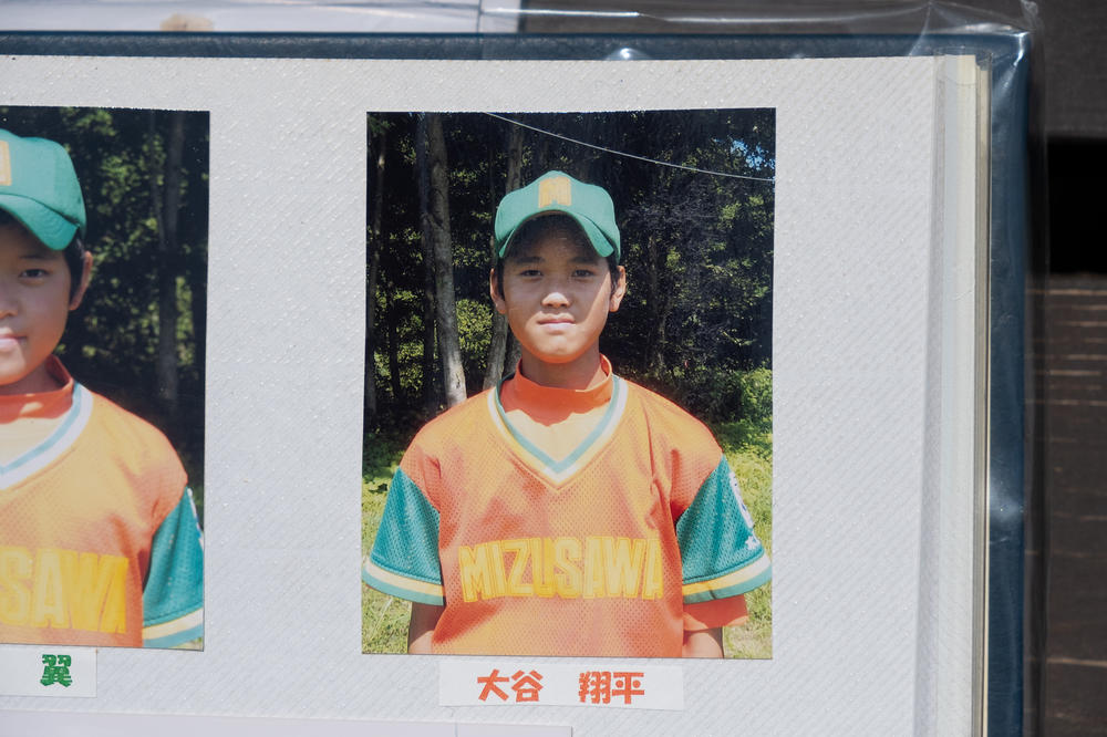 A yearbook from the early 2000s shows a young Shohei Ohtani with his former Little League team, the Mizusawa Pirates.