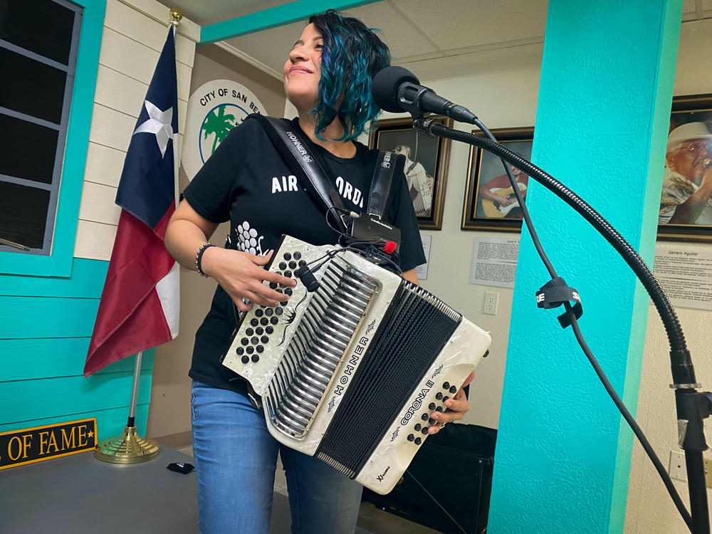 Elisa de Hoyas is part of a new generation of <em>acordeonistas </em>who are keeping conjunto thriving through teaching and performance in the Rio Grande Valley of Texas.