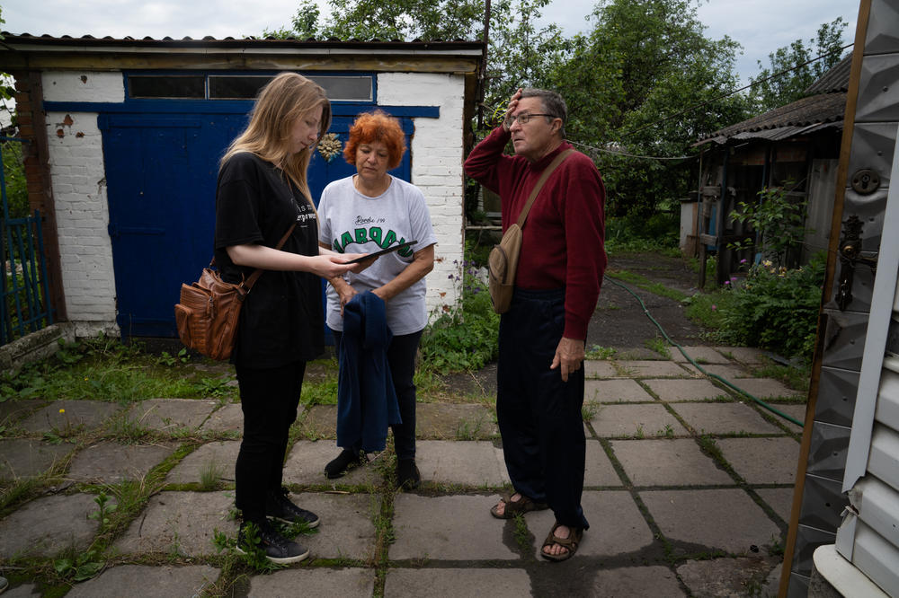 Amelina presents a special award from the International Publishers Association to Vakulenko's parents in May.