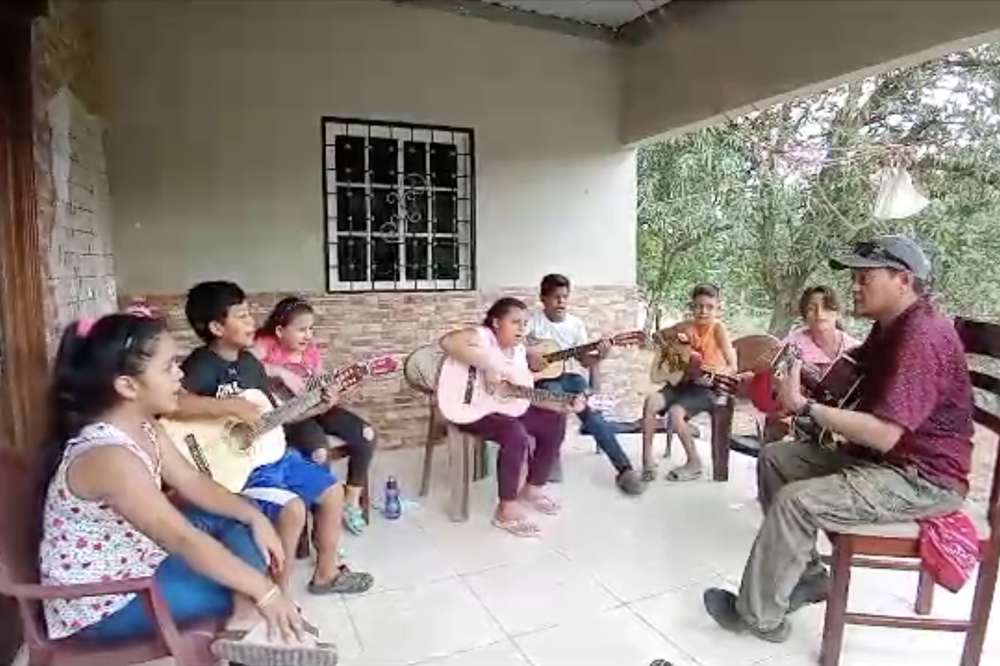 Mayor Trejo has fundraised to buy guitars for the children of Macuelizo.