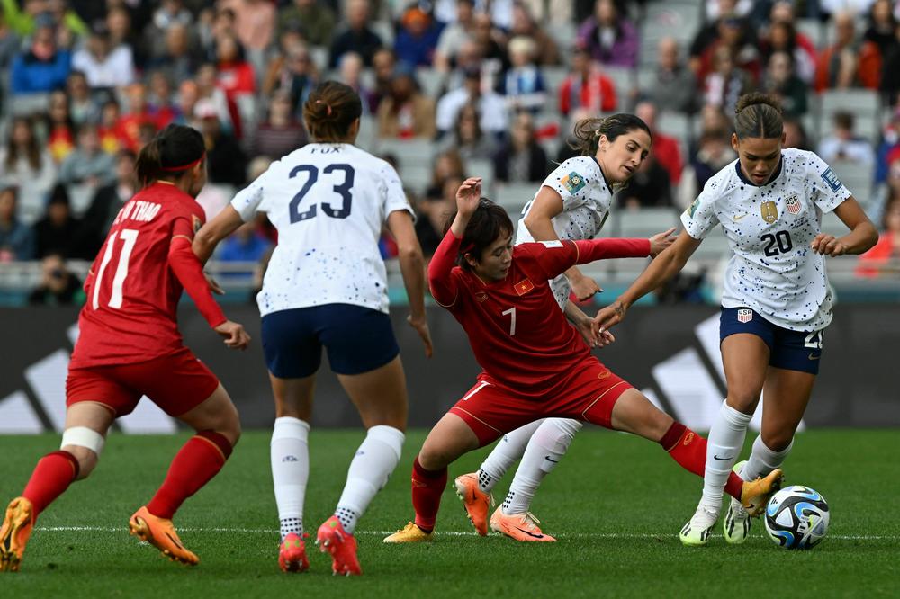 Vietnam's midfielder Thi Tuyet Dung Nguyen (#7) fights for the ball with USA forward Trinity Rodman (#20) during the 2023 Women's World Cup on July 22, 2023. The USA defeated newcomer Vietnam 3-0.
