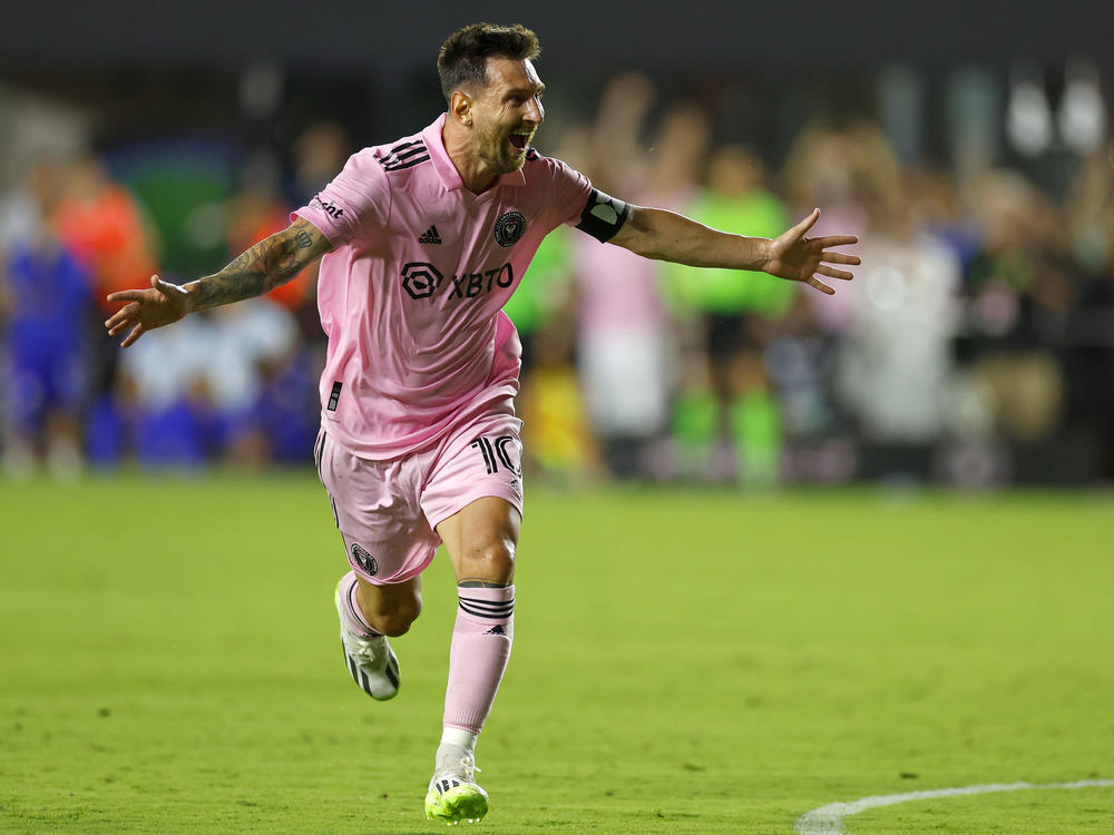 Lionel Messi celebrates the game-winning goal after defeating Cruz Azul on Friday.