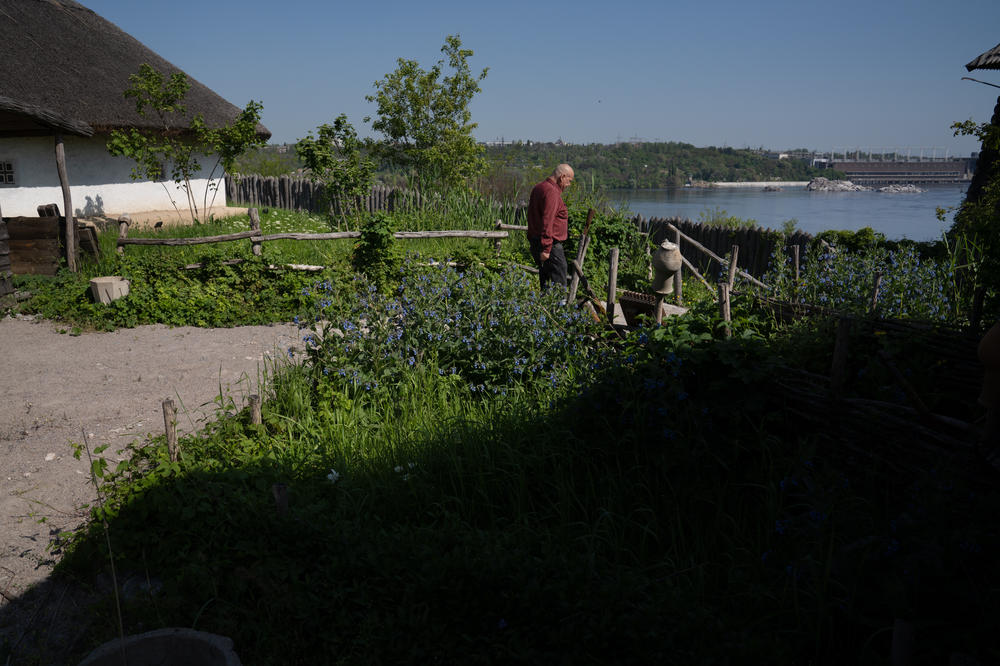 Kopishinskyi walks around the reconstruction of a Cossack sich on Khortytsia.