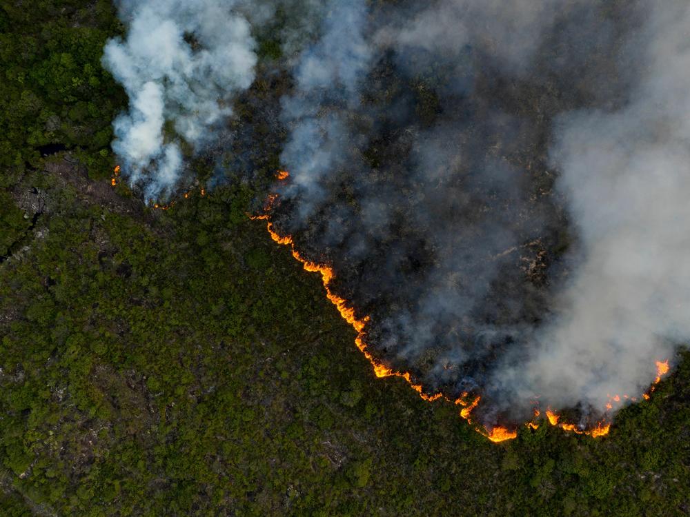 Aerial view showing a fire at the Chapada Diamantina region, between the cities of Andarai and Mucuge, in Bahia state, northeastern Brazil, on October 7, 2020. - Chapada Diamantina National Park preserves areas of three Brazilian biomes: Mata Atlantica, Cerrado and Caatinga among its 152,000 hectares.