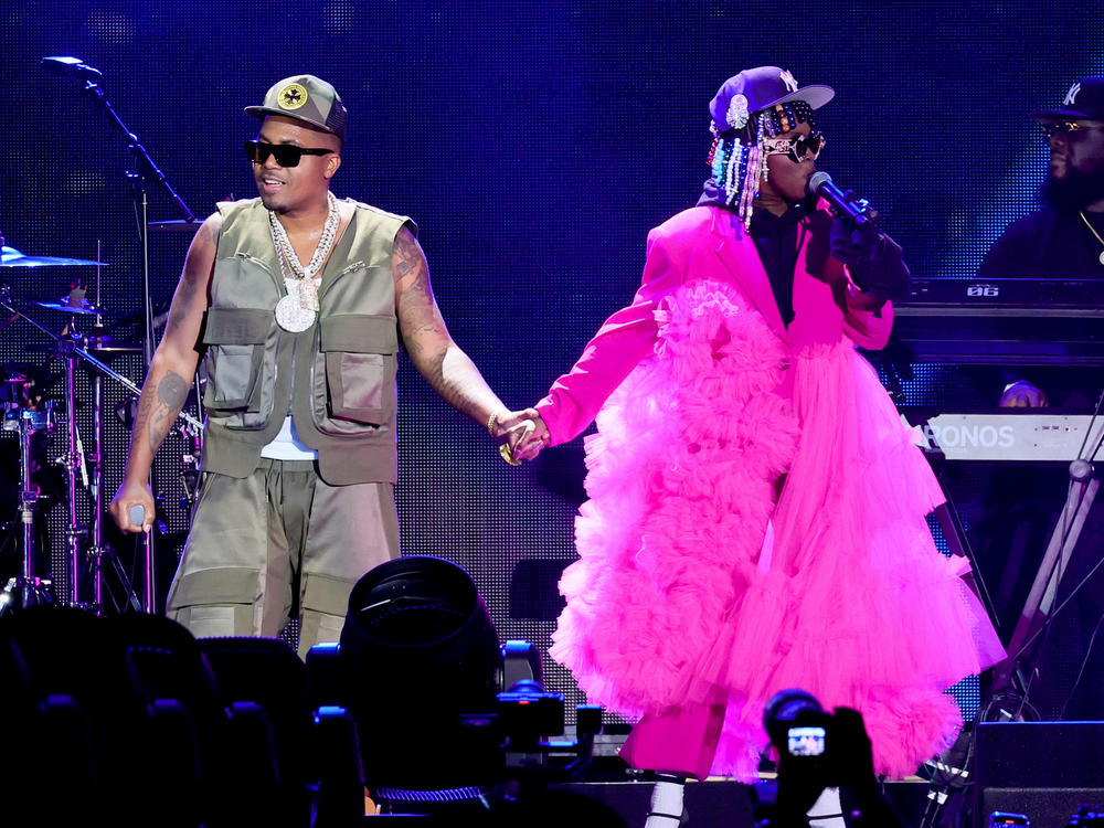 Artists Nas (L) and Lauryn Hill (R), performing at Hip Hop 50 Live in the Bronx, N.Y.