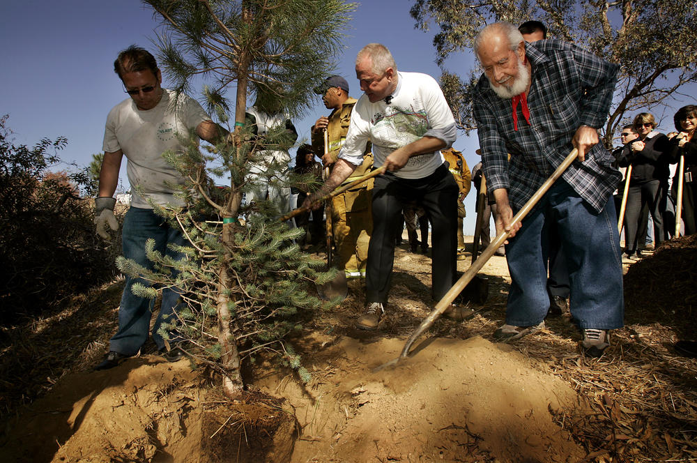 John Loa (R), a survivor of the 1933 Griffith Park fire, helped plant a pine tree in memoriam in 2007, at the age of 96.