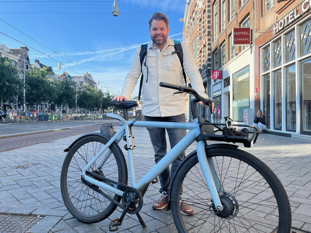 Brian Rueterkemp bought his VanMoof e-bike nine months ago and is now worried about how to fix it, should he have problems. VanMoof, a brand likened to the Tesla of e-bikes, declared bankruptcy in the Netherlands in July, and customers like Rueterkemp feel left behind.