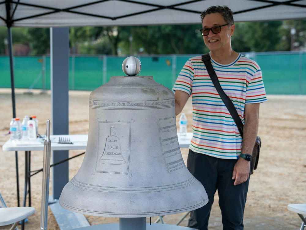 Artist Paul Ramírez Jonas installing the 600-pound bronze bell that visitors are invited to activate as part of his work, <em>Let Freedom Ring.</em>