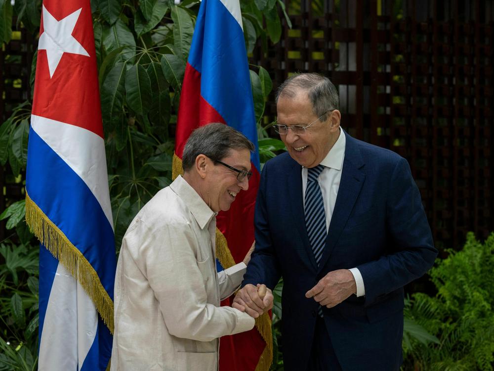 Russian Foreign Minister Sergey Lavrov and his Cuban counterpart, Bruno Rodríguez, shake hands during a meeting in Havana on April 20.