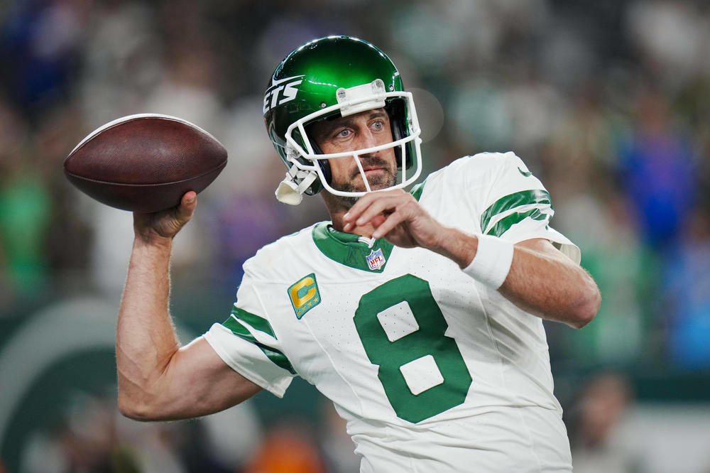 Rodgers in the before times — aka warming up before the game on Monday.